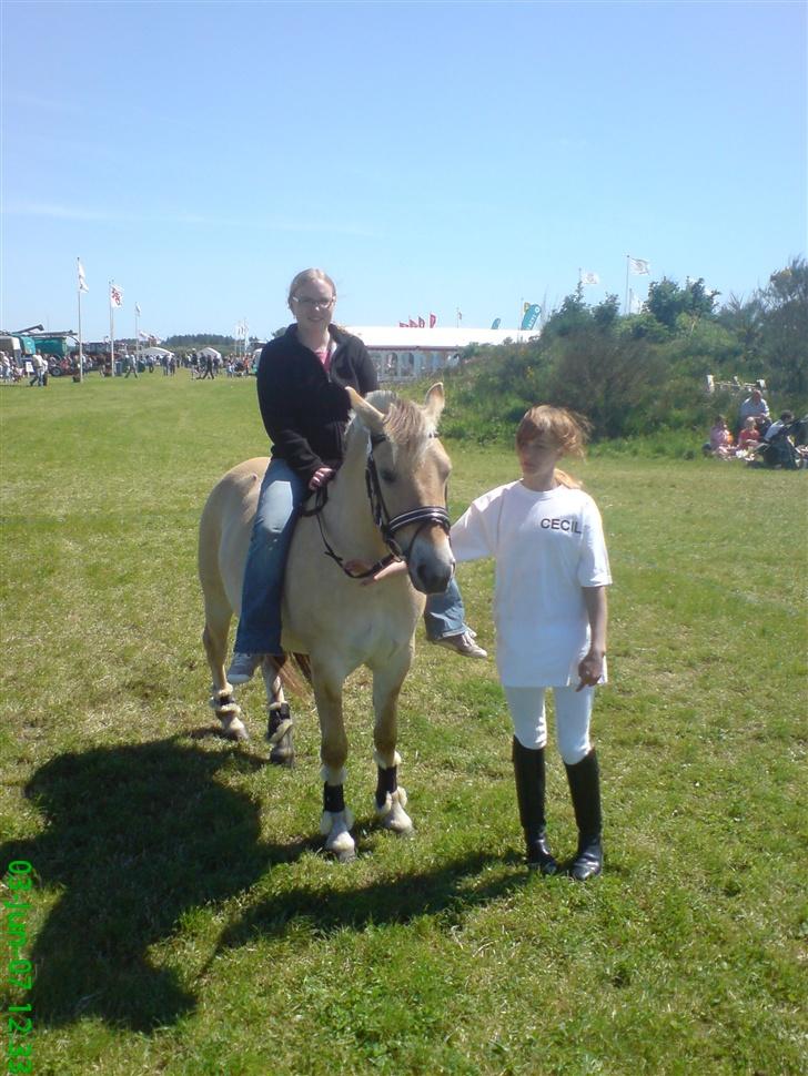 Fjordhest Freja - Mig på ryggen af Freja og Cecilia ved siden billede 18