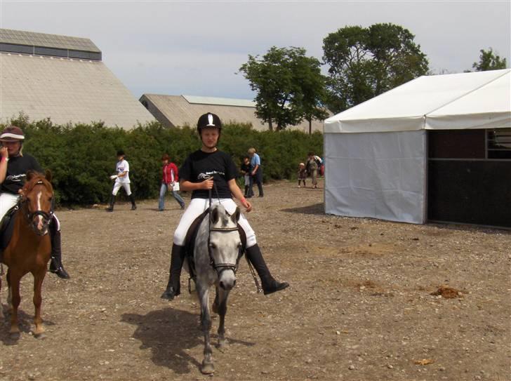 Anden særlig race : • Felix • - Et kamera? Uha så må vi heller smile xD. Efter vi har redet DM 2oo7 Fordi du altid var glad <3 billede 8