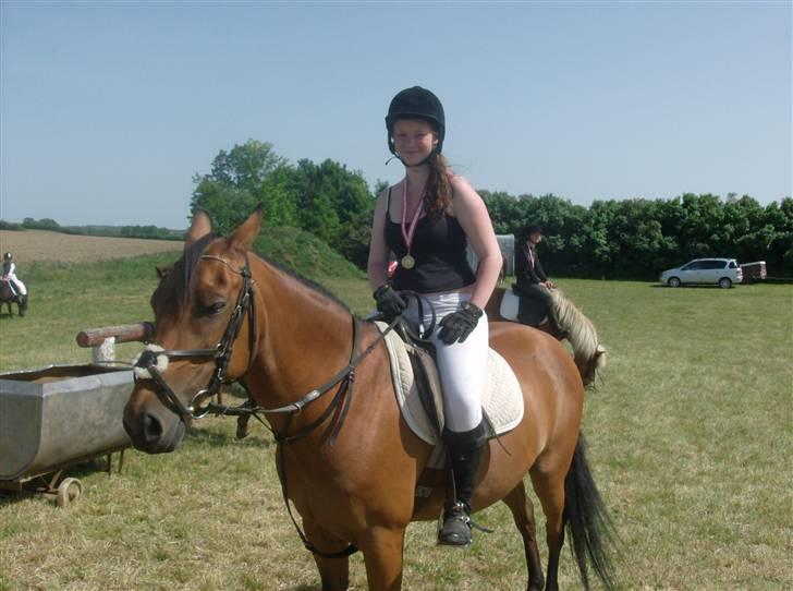 Anden særlig race Chiquitha R.I.P minskath† - Mig og Chiquitha efter vi fk anden plads til ringridning:) er så stolt af hende:) <3 billede 1