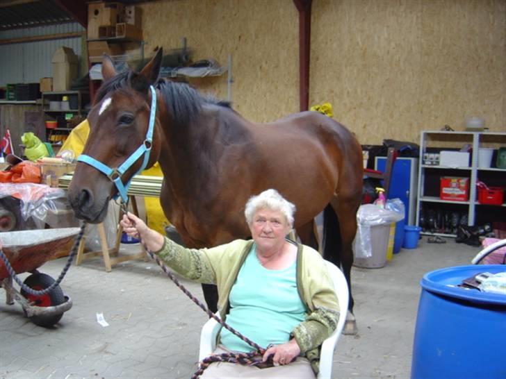 Traver Simone Trøjborg - udlånt  - Min kære mormor sammen med min søde hest :) billede 10