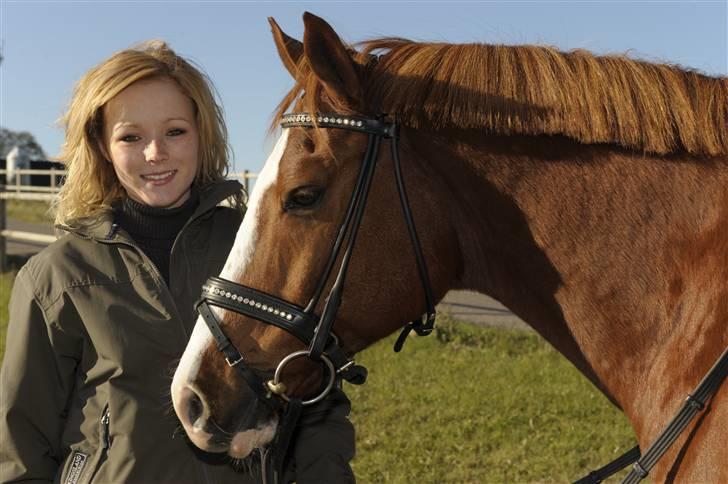 Anden særlig race Sierra - 2. sidste dag med min elskede pony ;( ude og ride på travbanen! i: billede 1