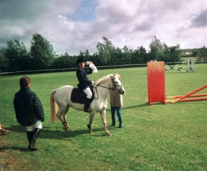 Anden særlig race Andrea  - Andrea og mig i Hjørring i 2000, vandt alle 4 klasser så de smed mig i vandet :-O billede 11