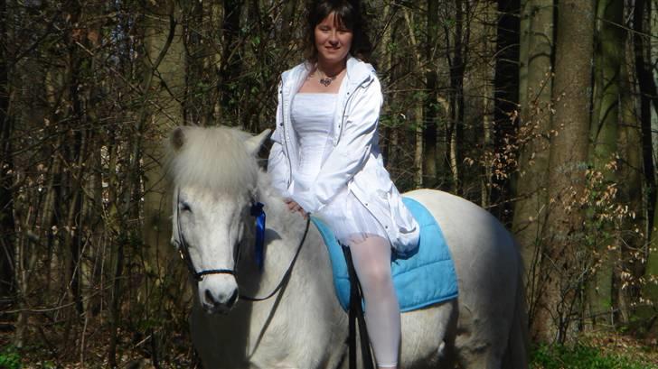 Islænder sindri fra gl.ladegård - her rider vi afsted mod festen ;D billede 16