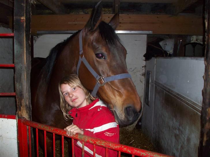 Traver **-<3Elli Star<3-** - NÅRR!!! :-) lad os da nusse lidt... åhh nej... DITTE DOG! jeg håber sandlig ikke at det på din overlæbe e hår, men bare snaus! hehe :-P "tro mig, havde bare stået og nulret med hende den dag!" billede 9