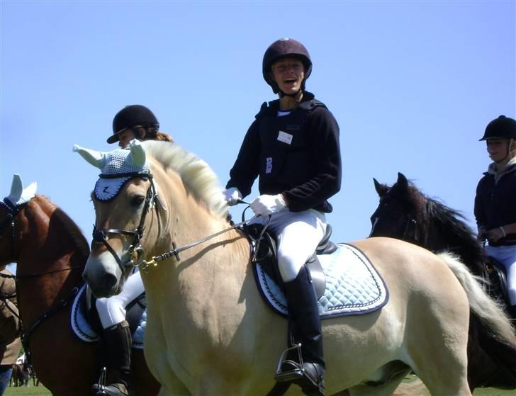 Fjordhest Brandy -  ELSKER DET ! (:<3 Dyrskuet, i den store ring :D<3  billede 1