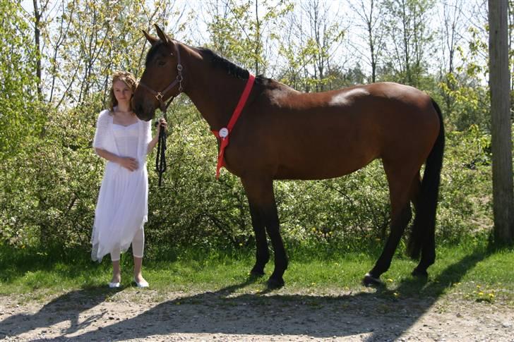 Oldenborg Rosa - Maiken har pyntet mig til Mais konfirmation billede 3