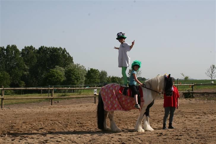 Tinker coke :D - her er vi helt oppe og stå!! billede 2