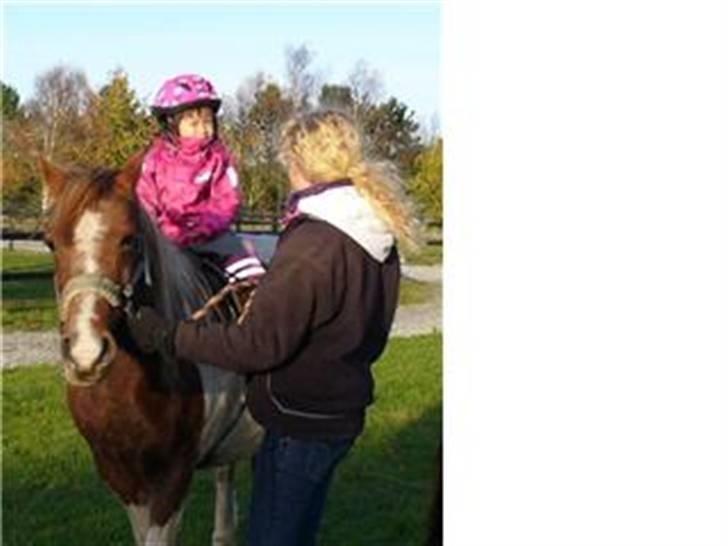 Pinto Bella - lille Maria, skulle have en tur på Bella <3 billede 3