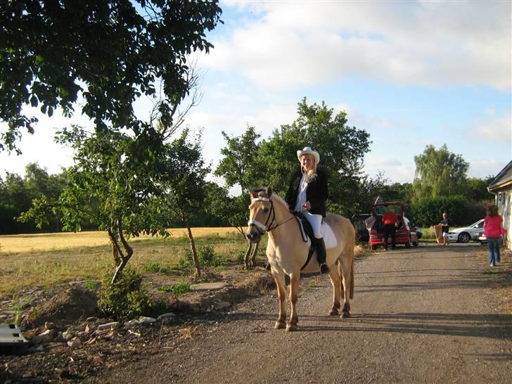 Fjordhest Kajser - kajser og mig, vi er med til mine forældres sølvbryllup billede 18