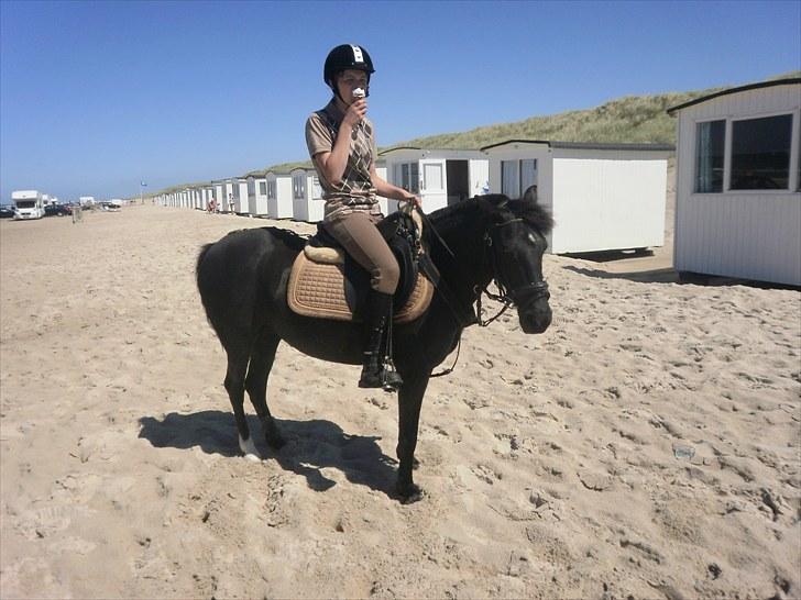 DSP Blackie<3 - Mig og Blackie..  Jeg spiser is..        4/7-10 billede 8