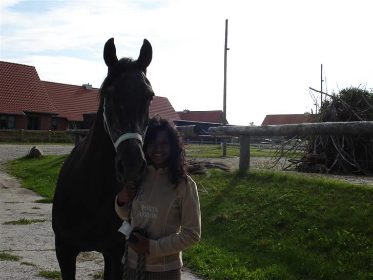 Anden særlig race Monique. Passer ikke mere - Moni og mig igen hehe billede 3