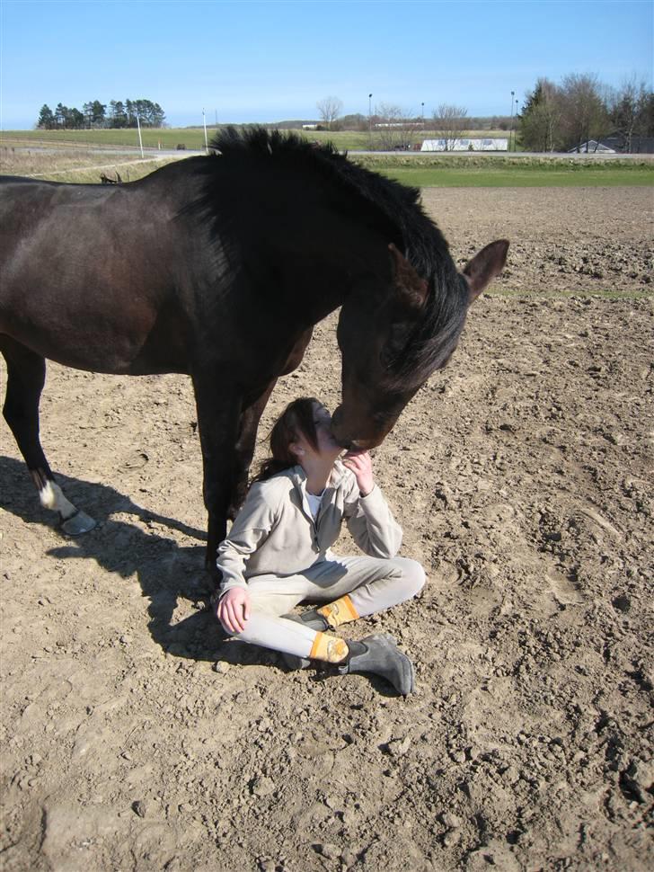 Anden særlig race Voldbjerggårds Musse - Musse og jeg møzzer ude på folden <3 april 2009 - Foto: Helene billede 9