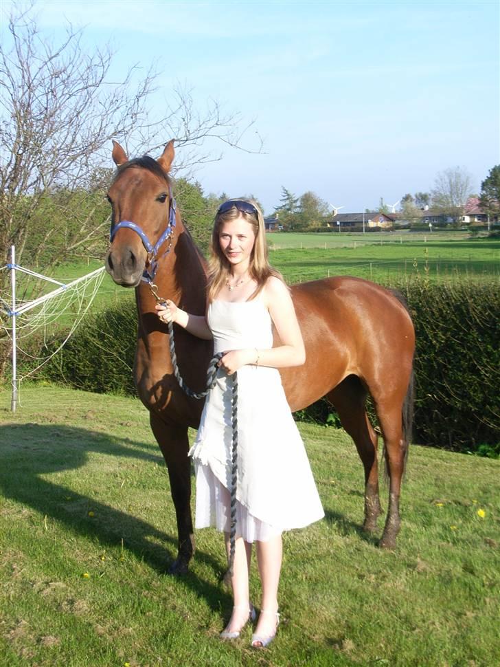 Anden særlig race Miamaj<3  - Miamaj og Mig som er ved at få taget billeder til bordkort til min konfimation :D billede 13