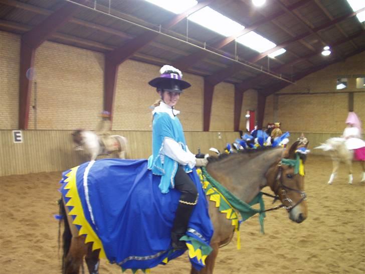 New Forest Borups Frida - mig og frida er lige blevet klædt lidt ud d;<3´ billede 18
