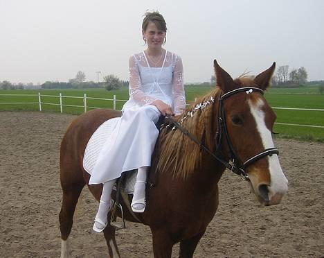 Anden særlig race | Fie † 2005 †  «3  - Mig & Fie :) Fra min konfimation D. 18-4-04  billede 3