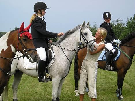 Tysk Sportspony Dacapo - Præmie overrakelse i Nørre djurs rideklub. 2. plads i LC (20 aug 05) billede 11