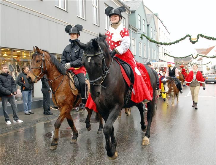 Anden særlig race Noir De Monique <3  R.I.P - Her deltager vi i juleoptoget 2006 som Minnie og Trine rider ved siden af som MIckey på MIckey., Maribo Rideklub vandt for bedste udklædning... billede 2