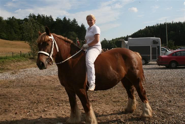 Jyde Freja - hvad kigger du på? kæft min lille pige ser stor ud her... hun ligner ikke en på 153cm... eller også er det mig der er lille (-:  billede 15