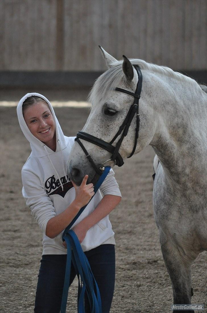 Anden særlig race | Chello Højgård | - Ganster-agtig med hætte og håndtegn - men min hest er sød :-) <3 billede 8