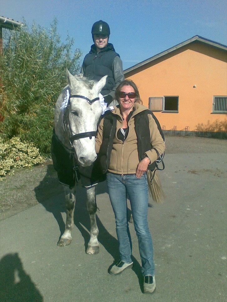 Anden særlig race | Chello Højgård | - Det her billede betyder rigtig meget for mig - jeg elsker jer alle! <3 (Min mor, lillebror + C) *Efter dressurstævne 9/10-10* billede 15