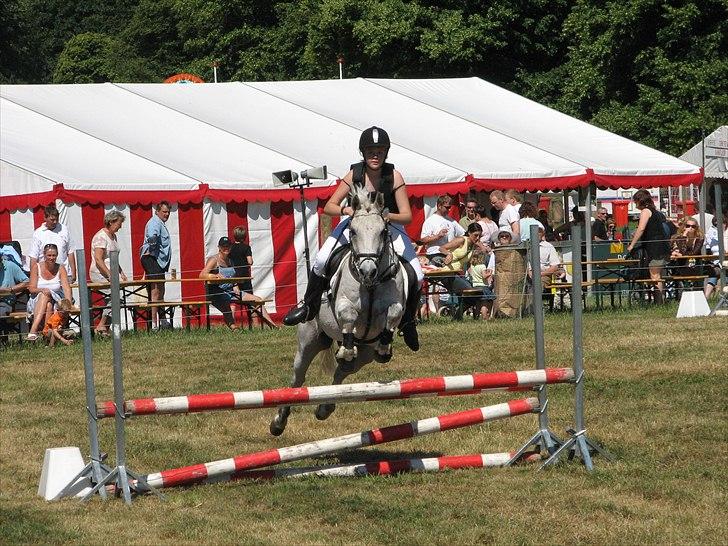 Connemara Frederiksminde Sir Prize - Sofus og jeg til bregentvedstævnet 2005 :) billede 1