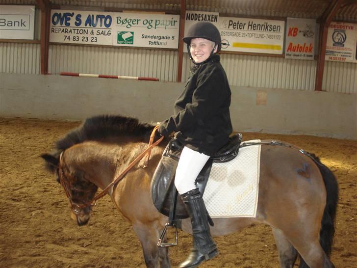 Anden særlig race Gaby - til et pony games stævne, med Peter som rytter :) <33 billede 1