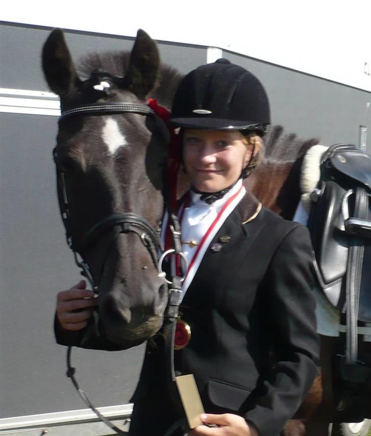 Anden særlig race Stella <'3 * solgt *  - Velkommen til Stella´s profil. :) Til stævne i Augustenborg 020808 . Vinder af La4 67,8%.  billede 1