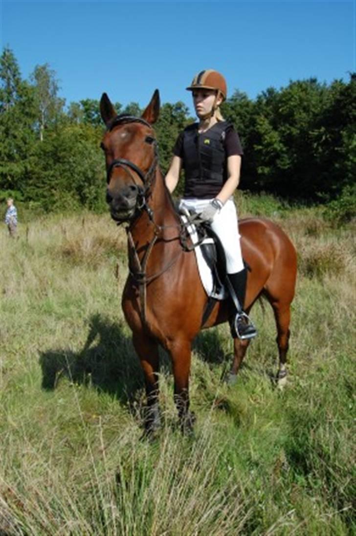 Anden særlig race Coco Popz - Mig og Coco står og høre efter hvad der bliver sagt.. Men coco er ikke så god til at høre efter..XD billede 9