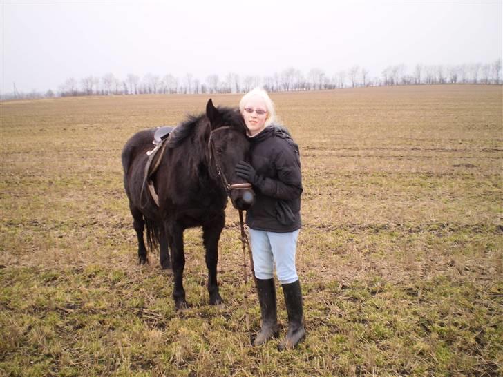 Anden særlig race Blackie (Pandekage) - Her krammer Emily og jeg. :D billede 3