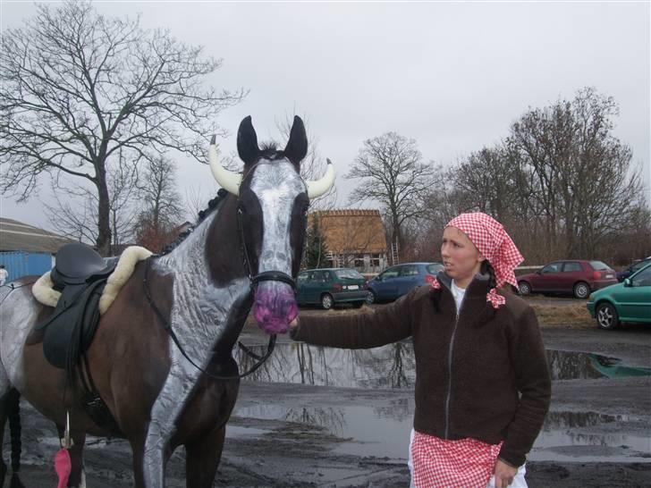 Oldenborg Kyllingegårdens Bubber - Bubber udklædt som malkeko - 2009 billede 19