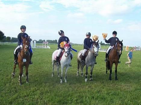 Anden særlig race Galway Cliff - Fynsmester 2006 blev nummer 2 det var på min anden ppony.. holdet var: mig på glimmer Louise på flicks Julie på chemin og Perinlle ¨på Nicko billede 5