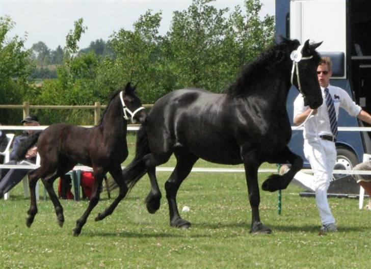 Frieser Coco - Mig og min mor til min kåring .. Boing boing boing, jeg hopper i stedet for at løbe .. (; billede 14