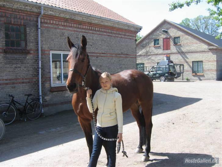 Traver ild i røven - Mie står med Fire på lunden. billede 6