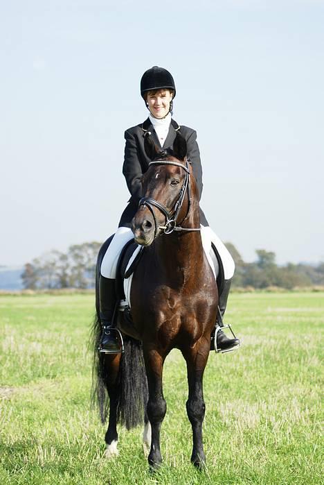 New Forest Mister Malthe ELITEHINGST - Mig og Malthe til de syddanske mesterskaber for NF 2006 i jylland. Her efter vi lige havde været inde og ride mesterskabet ;) Foto: Lene, Malthes ejer billede 3