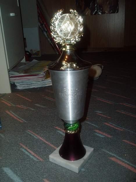Anden særlig race  Tjartie <,3  - 15) Tjartie & min Pokal :) vi har vundet den i dressur :-P  for året 2004 :) • billede 15