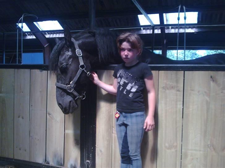 Frieser Thomas Gammelgaard - min datter lisa og Thomas hun var ikke så stolt ved det da han er så bedøvet men det gik billede 10