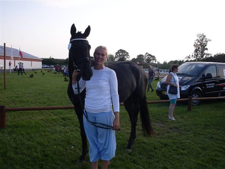 Dansk Varmblod Højbo' Mandalay BRDH - Mandalay og mig. Svæver fuldstændig oppe under himmelen, efter de total fantastiske resultater som hun fik, gennem de 4 discipliner som hun var igennem. billede 17