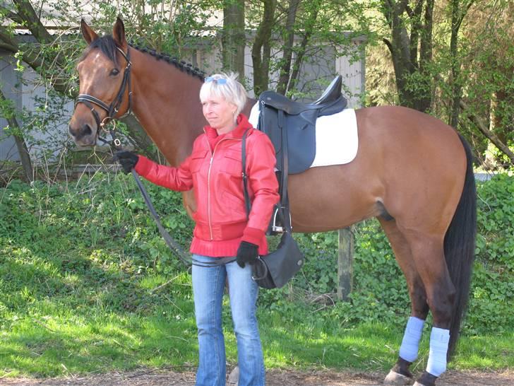 Traver Cerruti´s secret  r.i.p. - Skat du blev født til at skulle løbe foran en solki, men da jeg fik dig fandt jeg en helt spicel evne du havde, du elsker bare at springe...og det gør jeg også monica der står med ham  billede 1
