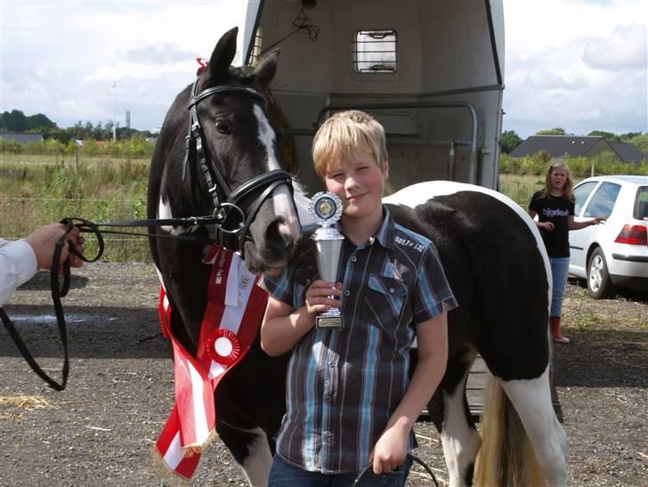 Pinto Celia Højgård - Celia kysser pokalen :-D billede 12