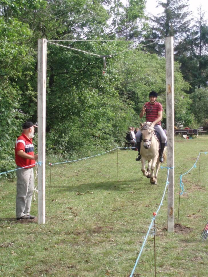 Fjordhest frida<3 - frida ringridning i æblehaven 2007=) billede 10