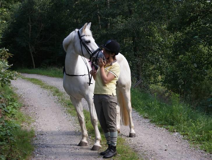 Connemara Carex Felicia - Smukke pony, hun er så sød! Første gang på tur efter hun kom til mig, d. 09-09-09 :D Hehe billede 1