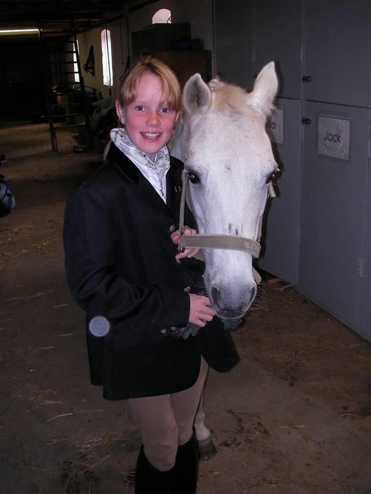 Anden særlig race I WIL LOVE YOU 4-EVER!!!! - her er vi til stævne på sjølund rideskole. vi startede lc1 og fik en flot 3 plads:) billede 13