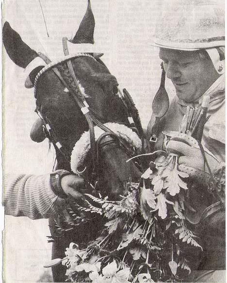 Traver Junior Røg (død) - i vinder cirklen efter et løb. billede 7