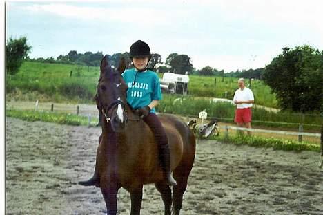 Anden særlig race Santos ¤Rideskole hest¤ - Santos og jeg på ridelejr 2003 efter opvisning :D Jeg var 9 :) billede 3