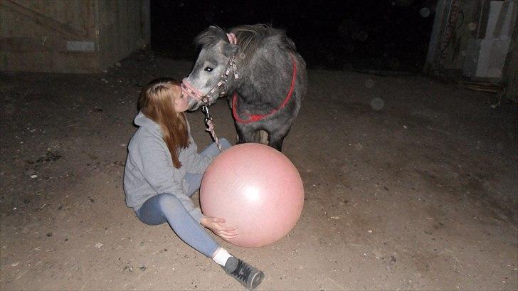 Miniature Unieke Whitey - 3] When you come close, i get this feeling .. A feeling thats telling that you may be my soulmate. One thing i know for sure. You are my best friend. billede 3