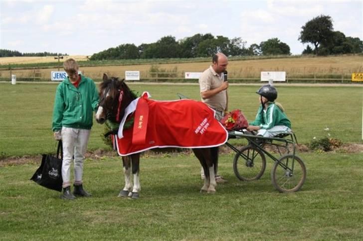 Anden særlig race Hunter *R.I.P* - Så blev han sku mini-derby vinder 2009 med iben :) de var så stolte :) billede 15