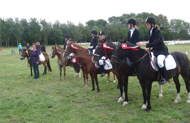 Anden særlig race Anton - Ridestævne 2009 - Vores ponygames hold :D Anton og mig til højre [Foto: Mor/ Far/Søster] billede 17