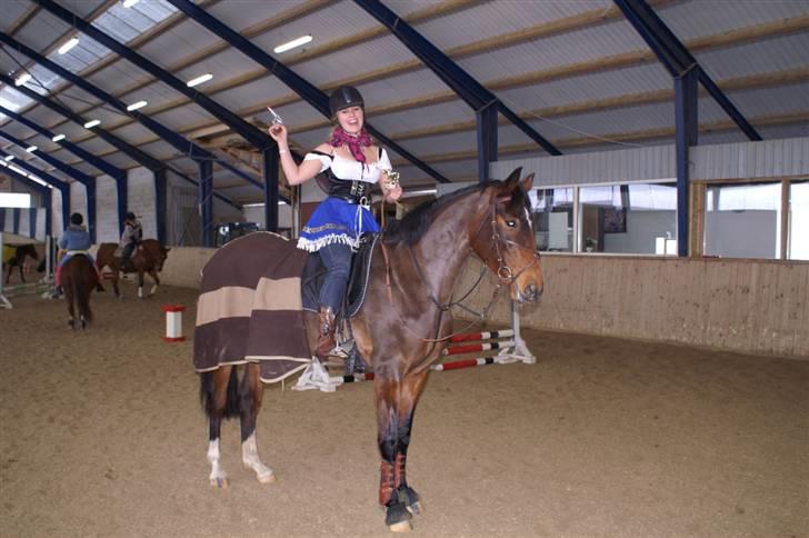 Holstener Ocean's Cypre - Vores første springstævne :-D Og så fik vi en fin lille guldhest med hjem :-D billede 9