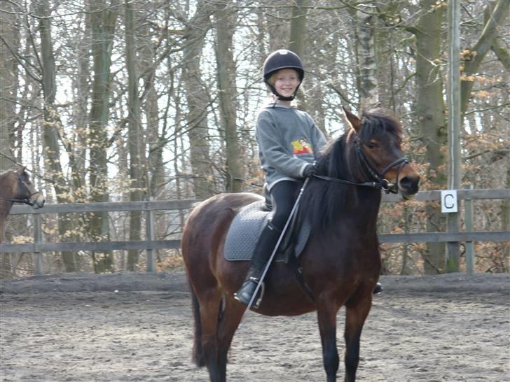 Anden særlig race Mia Maia - Det er faktisk ikke et særlig godt billede. Jeg hiver hende i munden, og mine ben er forkert. Det kan Mia ikke lide.
Men jeg var ikke særlig gammel. billede 9
