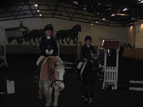 Anden særlig race  Elevhest Robin - jeg og Camilla til premie overrekelse jeg vandt en anden hvor hun vandt en 1 billede 3